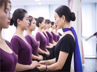 形象禮儀與社交禮儀 專業商務禮儀服務的雙重基石